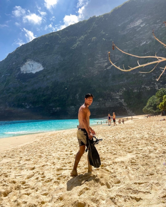 Liburan di Bali, Ini Potret Richard Kyle Pamer Perut Sixpack