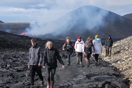 Menyaksikan Lava Pijar Letusan Gunung Api di Islandia