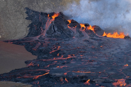 Menyaksikan Lava Pijar Letusan Gunung Api di Islandia