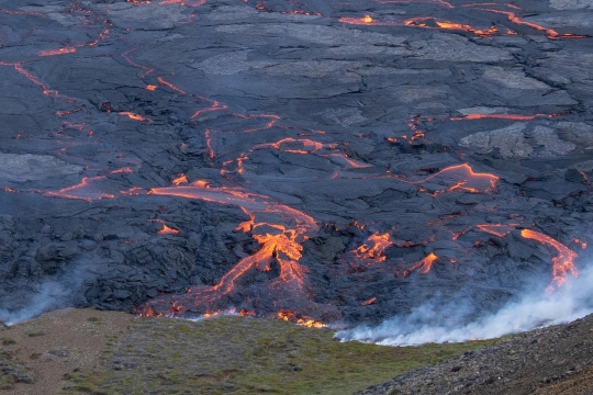Menyaksikan Lava Pijar Letusan Gunung Api di Islandia