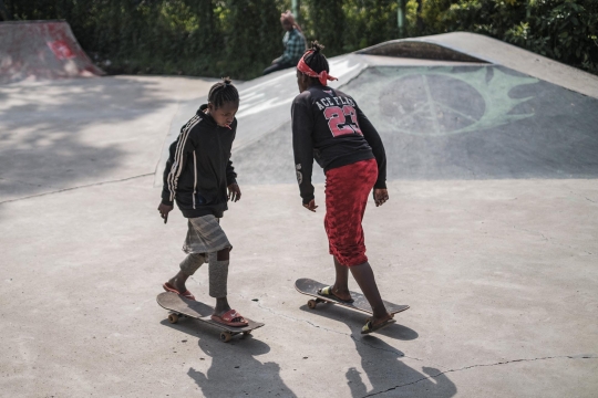 Anak Perempuan Ethiopia Jaga Kesehatan Mental Lewat Skateboard