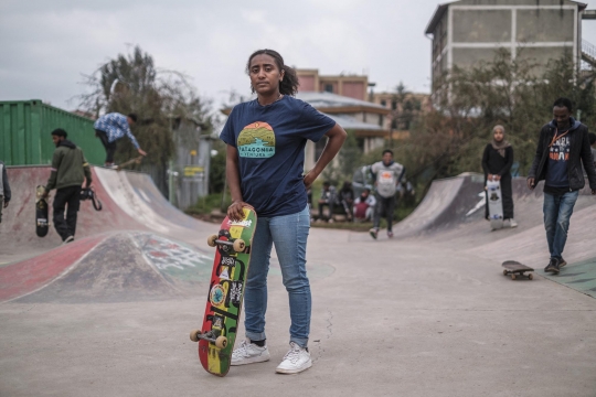 Anak Perempuan Ethiopia Jaga Kesehatan Mental Lewat Skateboard