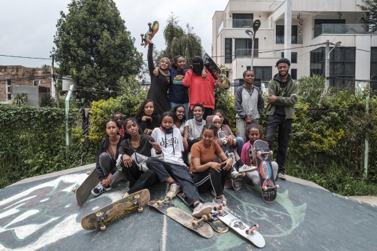 Anak Perempuan Ethiopia Jaga Kesehatan Mental Lewat Skateboard