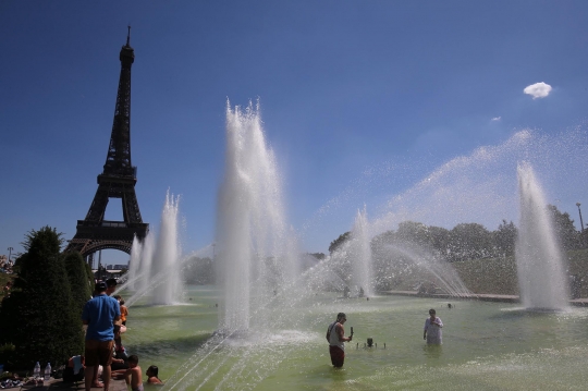 Dilanda Cuaca Panas, Warga Paris Asyik Nyebur Kolam Menara Eiffel