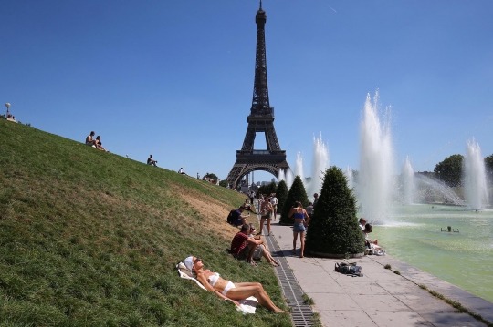 Dilanda Cuaca Panas, Warga Paris Asyik Nyebur Kolam Menara Eiffel