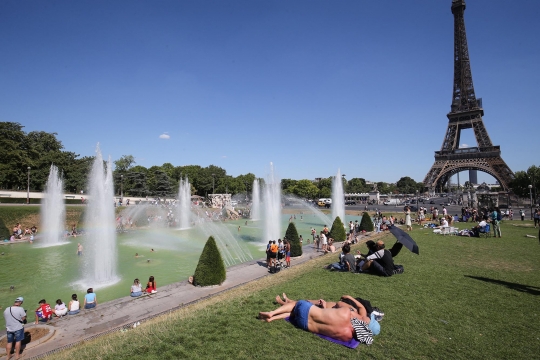 Dilanda Cuaca Panas, Warga Paris Asyik Nyebur Kolam Menara Eiffel