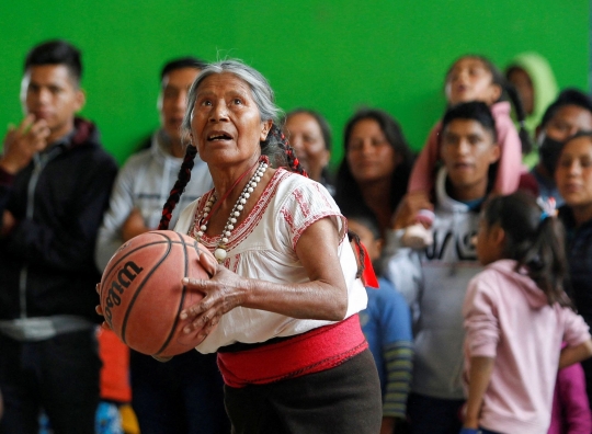 Aksi 'Nenek Jordan' Viral Jadi Bintang Bola Basket di TikTok
