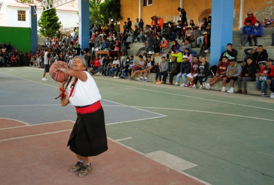 Aksi 'Nenek Jordan' Viral Jadi Bintang Bola Basket di TikTok