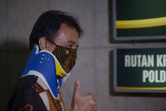 Gaya Roy Suryo Acungkan Jempol saat Ditahan Polisi