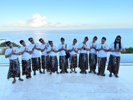 Momen Keseruan 'The Prediksi' Liburan di Bali, Gayanya Selalu Kocak!