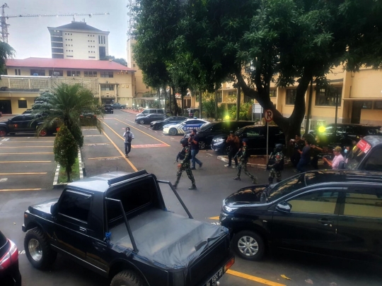 Momen Pasukan Brimob dan Mobil Taktis Amankan Gedung Bareskrim