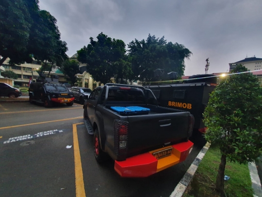 Momen Pasukan Brimob dan Mobil Taktis Amankan Gedung Bareskrim