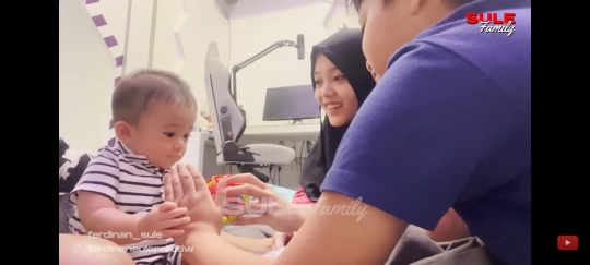 Potret Putri Delina Bermain dengan Baby Adzam, Netizen 'Senang Anak-anaknya Rukun'