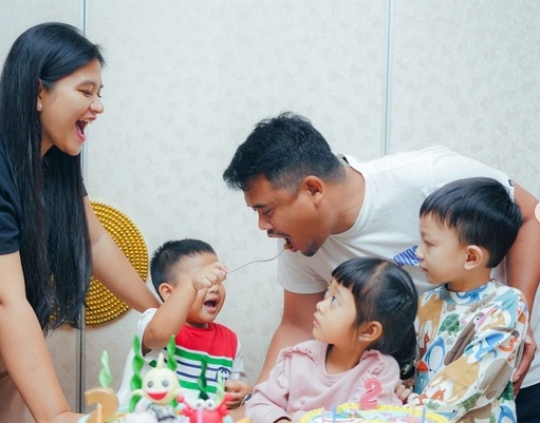 Sederhananya Ulang Tahun Anak Kedua Kahiyang, Kehadiran Kaesang & Erina Bikin Salfok