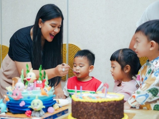 Sederhananya Ulang Tahun Anak Kedua Kahiyang, Kehadiran Kaesang & Erina Bikin Salfok