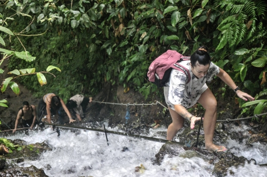 Menjelajahi Jalur Ekstrem Air Terjun Tumpak Sewu