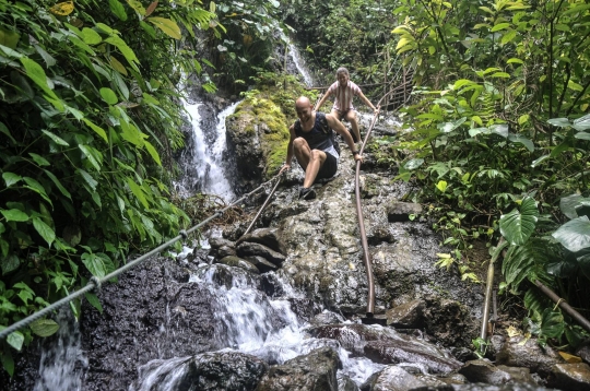 Menjelajahi Jalur Ekstrem Air Terjun Tumpak Sewu