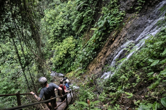 Menjelajahi Jalur Ekstrem Air Terjun Tumpak Sewu