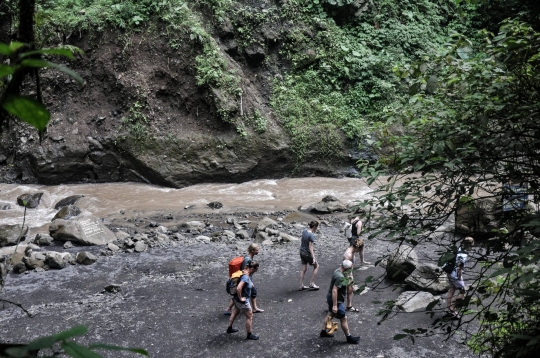 Menjelajahi Jalur Ekstrem Air Terjun Tumpak Sewu