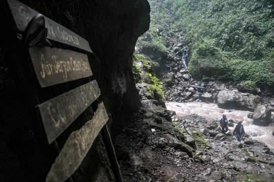 Menjelajahi Jalur Ekstrem Air Terjun Tumpak Sewu