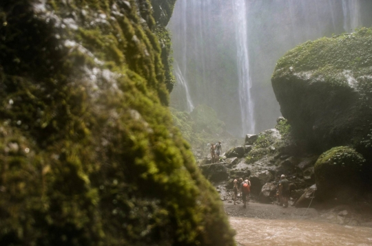 Menjelajahi Jalur Ekstrem Air Terjun Tumpak Sewu