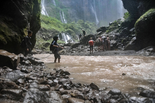 Menjelajahi Jalur Ekstrem Air Terjun Tumpak Sewu