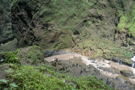 Menjelajahi Jalur Ekstrem Air Terjun Tumpak Sewu