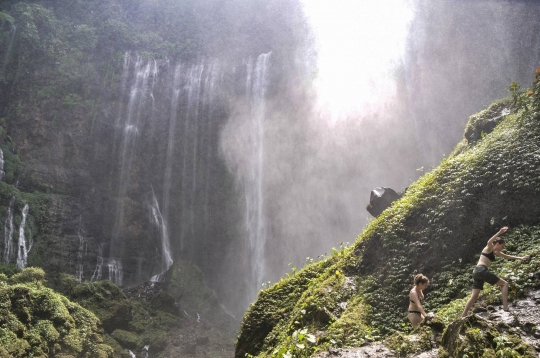 Menjelajahi Jalur Ekstrem Air Terjun Tumpak Sewu