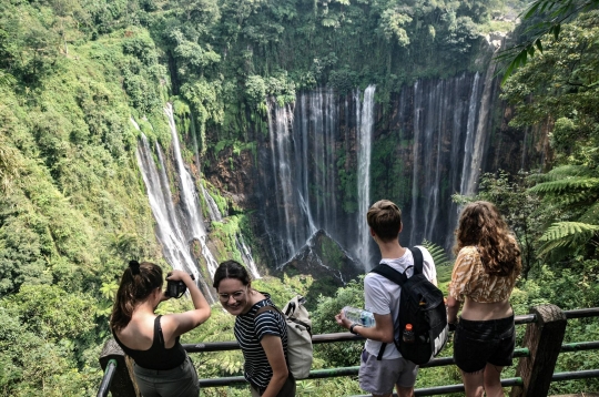 Menjelajahi Jalur Ekstrem Air Terjun Tumpak Sewu