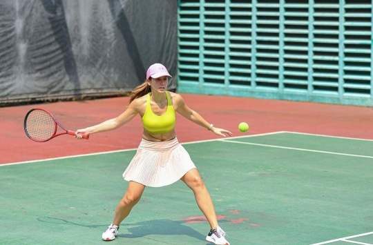 6 Potret Cantik Pevita Pearce Main Tenis, Penampilannya Mencuri Perhatian