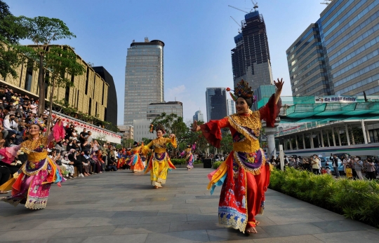 Antusiasme Warga Menyaksikan Tari Tradisional di Anjungan Sarinah