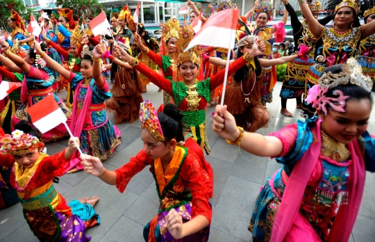 Antusiasme Warga Menyaksikan Tari Tradisional di Anjungan Sarinah