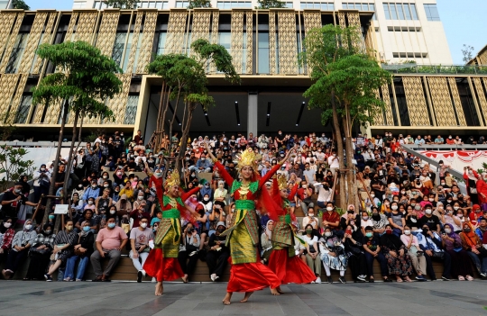 Antusiasme Warga Menyaksikan Tari Tradisional di Anjungan Sarinah