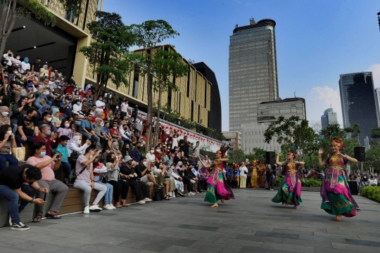 Antusiasme Warga Menyaksikan Tari Tradisional di Anjungan Sarinah