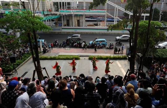 Antusiasme Warga Menyaksikan Tari Tradisional di Anjungan Sarinah