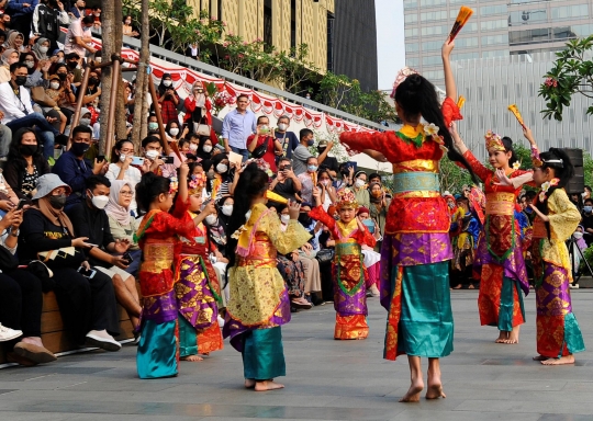 Antusiasme Warga Menyaksikan Tari Tradisional di Anjungan Sarinah