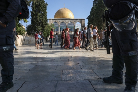 Momen Pasukan Israel Kawal ketat Warga Yahudi Masuk ke Halaman Masjid Al-Aqsa