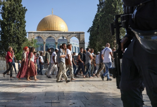 Momen Pasukan Israel Kawal ketat Warga Yahudi Masuk ke Halaman Masjid Al-Aqsa