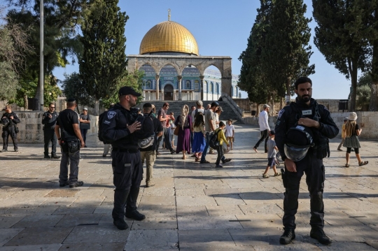 Momen Pasukan Israel Kawal ketat Warga Yahudi Masuk ke Halaman Masjid Al-Aqsa