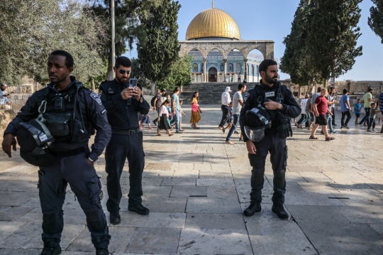 Momen Pasukan Israel Kawal ketat Warga Yahudi Masuk ke Halaman Masjid Al-Aqsa