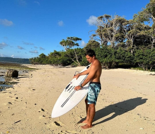 5 Potret Ganteng Tipi Jabrik Kakak Luna Maya, Atlet dan Juga Pelatih Surfing