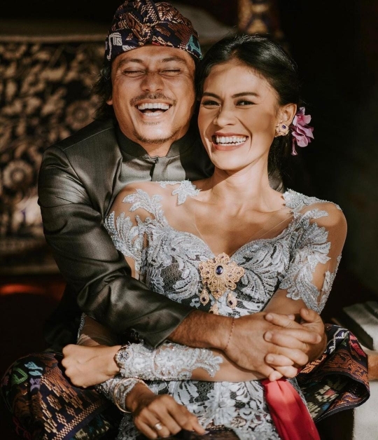 5 Potret Ganteng Tipi Jabrik Kakak Luna Maya, Atlet dan Juga Pelatih Surfing