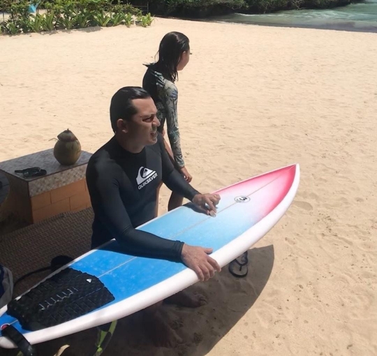 5 Potret Ganteng Tipi Jabrik Kakak Luna Maya, Atlet dan Juga Pelatih Surfing