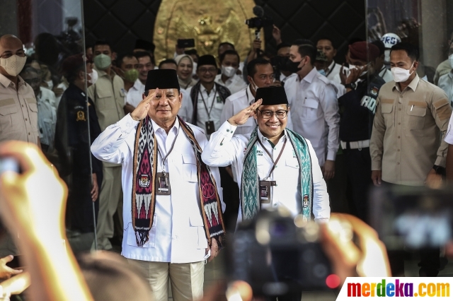 Ketua Umum Partai Gerindra Prabowo Subianto bersama Ketua Umum Partai Kebangkitan Bangsa (KPU) Muhaimin Iskandar atau Cak Imin menggelar konferensi pers bersama seusai mendaftarkan partai politiknya sebagai calon peserta Pemilu 2024 di Kantor KPU, Jakarta, Senin (8/8/2022). Menatap Pemilu 2024, Prabowo dan Cak Imin tampak semakin mesra. Keduanya kompak mendatangi KPU secara bersamaan untuk mendaftarkan partai politiknya masing-masing sebagai calon peserta Pemilu 2024.