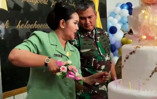 Momen Pangdam Siliwangi Saling Suap Kue Ultah Istri, Penuh Cinta & Romantis Abis