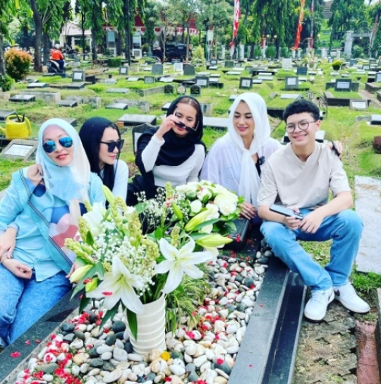 Kunjungi Makam Adjie Massaid, Ini Potret Kompak Angelina Sondakh & Reza Artamevia