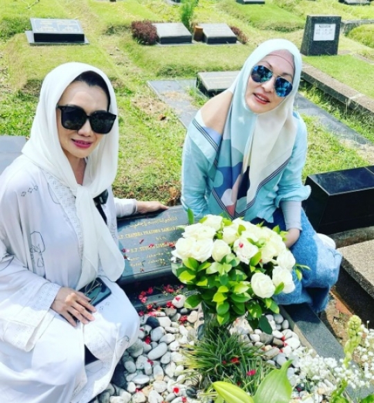 Kunjungi Makam Adjie Massaid, Ini Potret Kompak Angelina Sondakh & Reza Artamevia