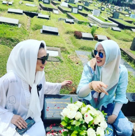 Kunjungi Makam Adjie Massaid, Ini Potret Kompak Angelina Sondakh & Reza Artamevia