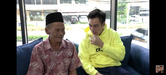 Baim Wong Temani dan Biayai Gigi Palsu Seorang Kakek yang Baru Dikenalnya