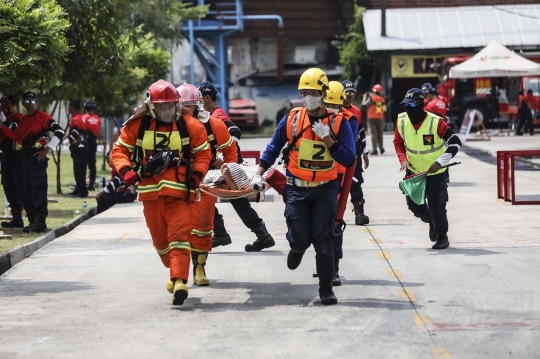 Aksi Damkar Beradu Ketangkasan di Jakarta Fire Safety Challenge